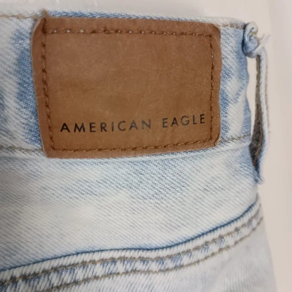 American Eagle High Rise Mom Jeans in Light Blue Wash Size 8 - Picture 4 of 8